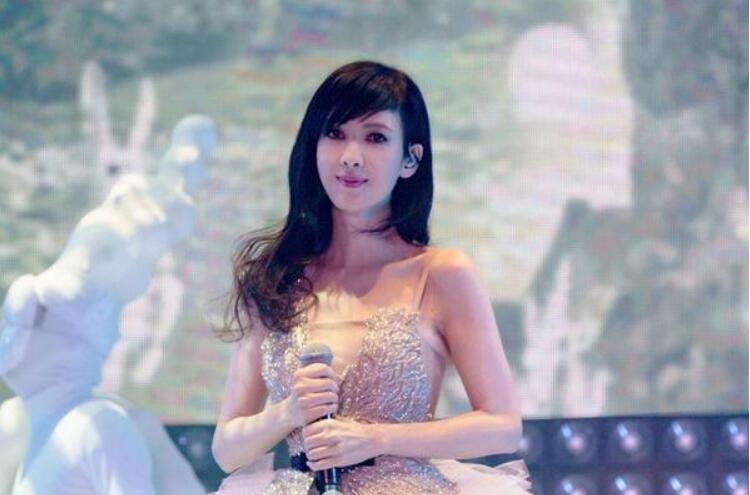 周慧敏台北开演唱会遇地震 报平安称不是很害怕