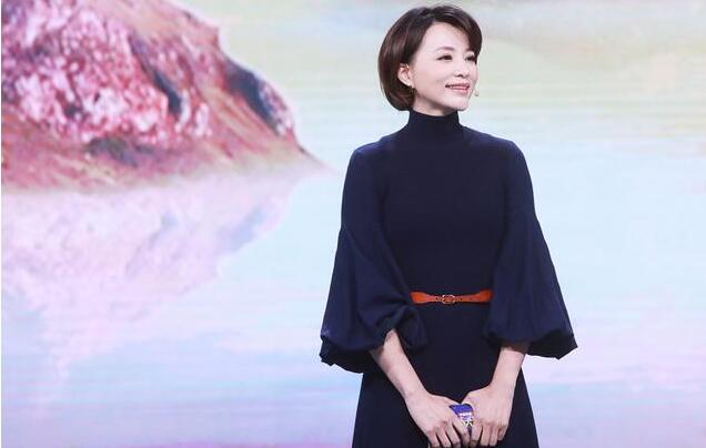 董卿果然气质美如兰！穿藏青针织裙知性不张扬，微卷短发好显温柔
