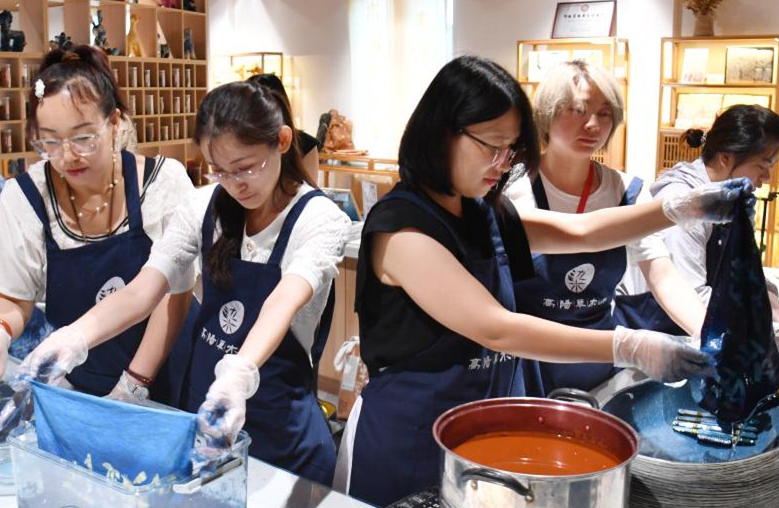 “非遗+”撬动消费市场 近九成受访大学生表示物有所值